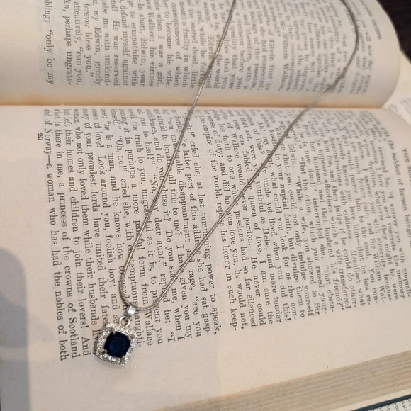 Elegant Silver Necklace with Blue Gemstone - Picture 3 of 7
